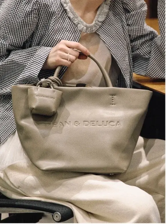 長く愛されるDEAN & DELUCAの定番トートバッグに、新しい表情を｜BEAMS COUTUREとつくるコラボレーションバッグ9月29日（火）発売 画像 2