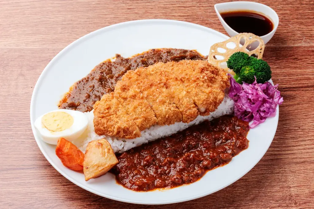 神保町オオドリー、受賞キーマカレーに全11種のトッピング