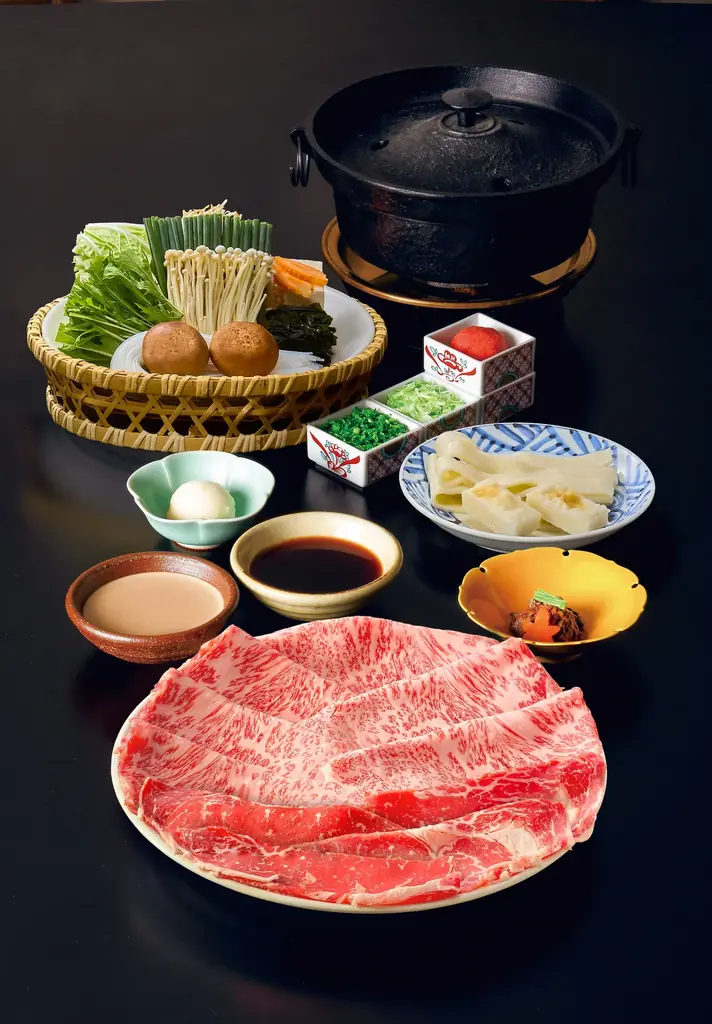 「しゃぶしゃぶ・日本料理 木曽路」開業60周年記念企画 第3弾！国産牛ロース肉と和牛霜降肉を“紅白”に見立てた「紅白しゃぶしゃぶ」を期間限定で販売 画像 2