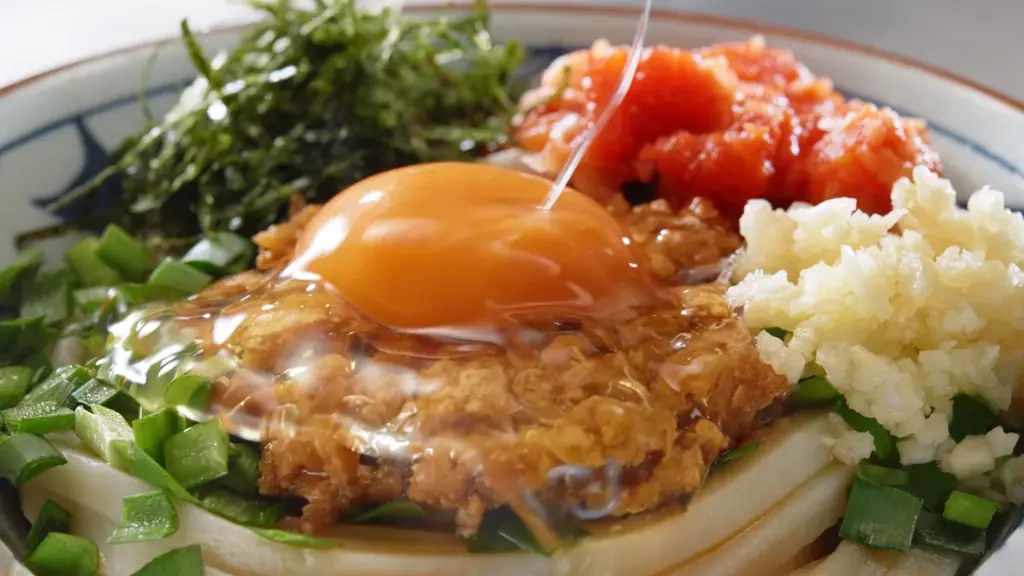 丸亀製麺×松岡昌宏さん、初の“まぜうどん”に挑戦　打ち立てもちもちのうどんに、濃厚具材が絡んでやみつき　ガツンとニンニク！『肉辛まぜうどん』が新登場 画像 13