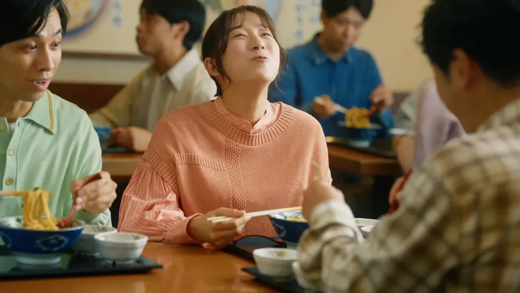 丸亀製麺×松岡昌宏さん、初の“まぜうどん”に挑戦　打ち立てもちもちのうどんに、濃厚具材が絡んでやみつき　ガツンとニンニク！『肉辛まぜうどん』が新登場 画像 14