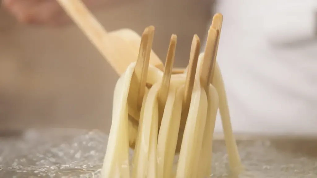 丸亀製麺×松岡昌宏さん、初の“まぜうどん”に挑戦　打ち立てもちもちのうどんに、濃厚具材が絡んでやみつき　ガツンとニンニク！『肉辛まぜうどん』が新登場 画像 16