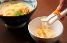丸亀製麺×松岡昌宏さん、初の“まぜうどん”に挑戦　打ち立てもちもちのうどんに、濃厚具材が絡んでやみつき　ガツンとニンニク！『肉辛まぜうどん』が新登場 画像 21