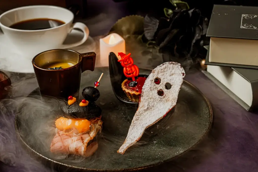 ティータイムで楽しむダークで華やかなハロウィン。昨年よりスイーツを充実させた「ハロウィンアフタヌーンティー」を10月1日より提供｜沖縄・ラグナガーデンホテル 画像 2