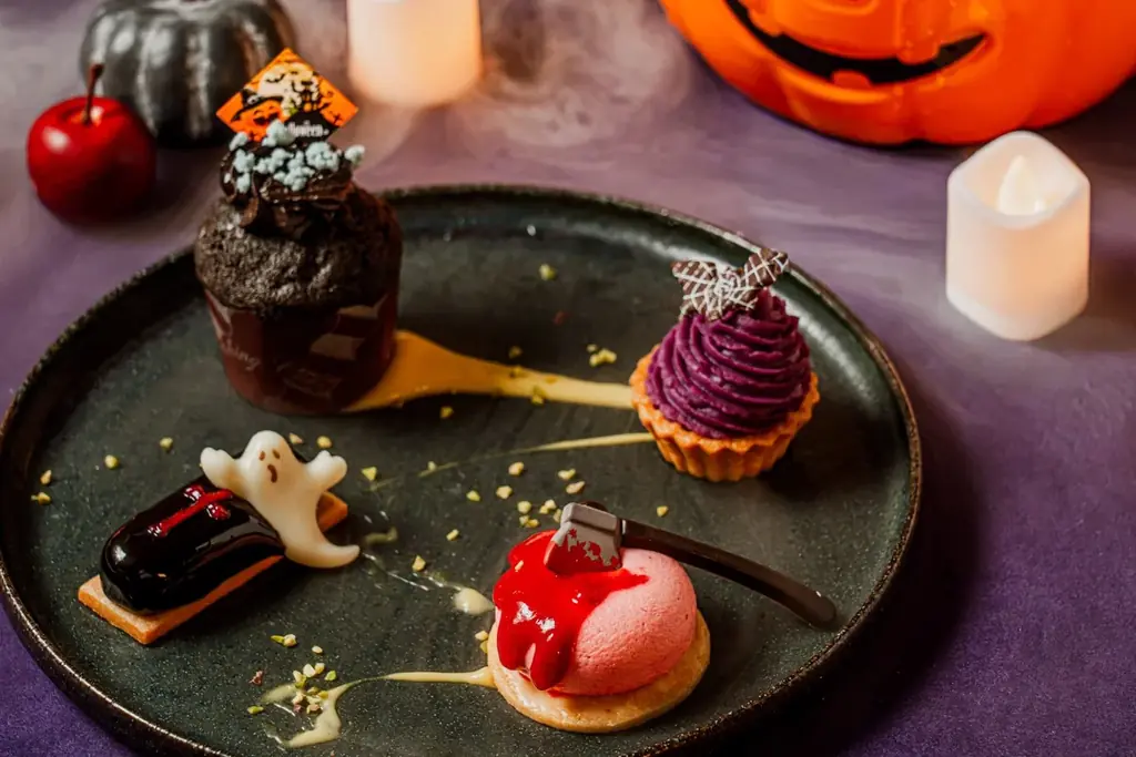 ティータイムで楽しむダークで華やかなハロウィン。昨年よりスイーツを充実させた「ハロウィンアフタヌーンティー」を10月1日より提供｜沖縄・ラグナガーデンホテル 画像 3