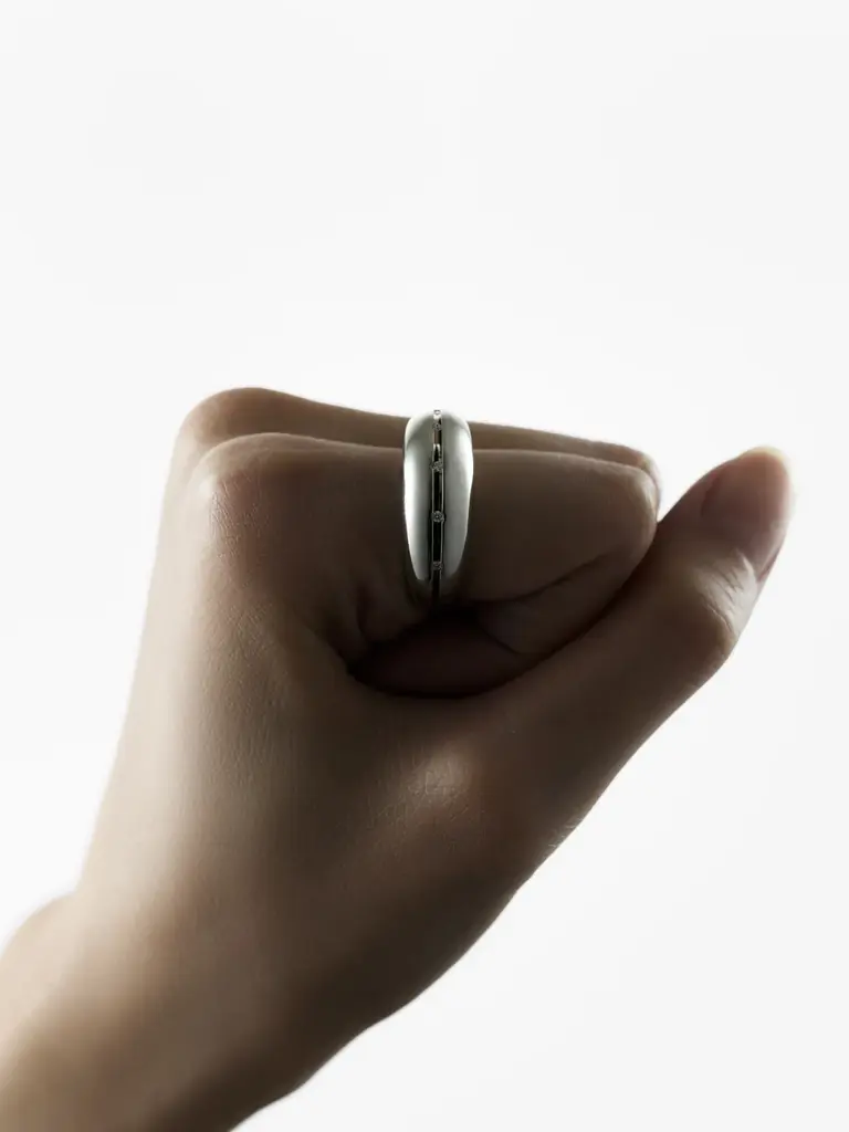 januka、新作コレクション「HOLLOW」を発表。中空構造から生まれた“スリット”をデザインへ 画像 2