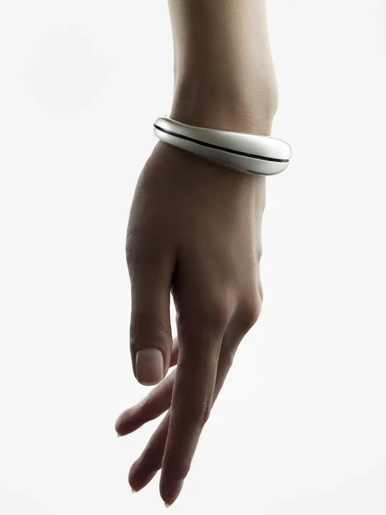 januka、新作コレクション「HOLLOW」を発表。中空構造から生まれた“スリット”をデザインへ 画像 4