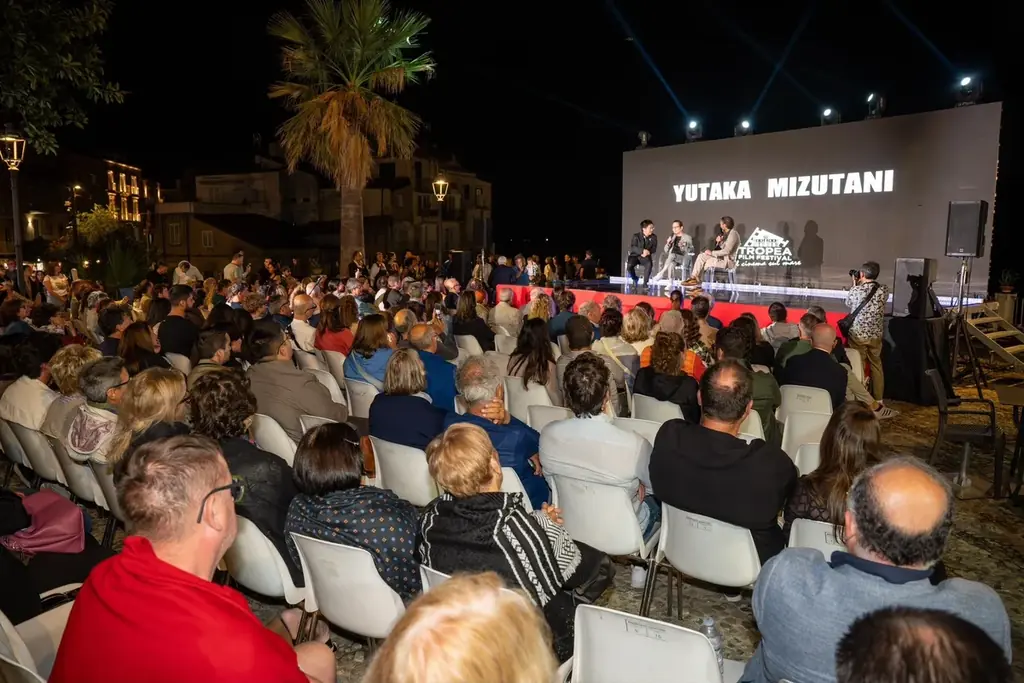 会場に鳴り響く喝采と熱気―。水谷豊監督、イタリア・トロペア映画祭にて、「栄誉賞」を受賞！『Piccola felicità』海を越え、観客を魅了！「150分間、すべてが感情に溢れた映画だった」 画像 3