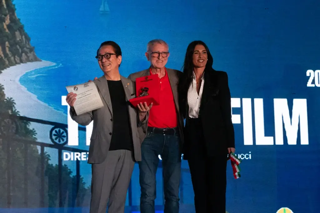会場に鳴り響く喝采と熱気―。水谷豊監督、イタリア・トロペア映画祭にて、「栄誉賞」を受賞！『Piccola felicità』海を越え、観客を魅了！「150分間、すべてが感情に溢れた映画だった」 画像 6