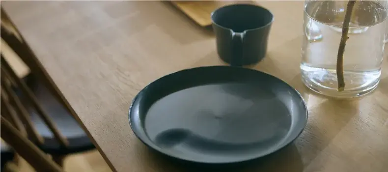 大阪唯一の村にある100円グッズメーカーが、プラスチックで9,900円の皿を作る。サナダ精工が創業以来はじめての自社ブランド『LIFE IS GRAY™』（ライフイズグレイ）始動、11月発売開始！ 画像 4
