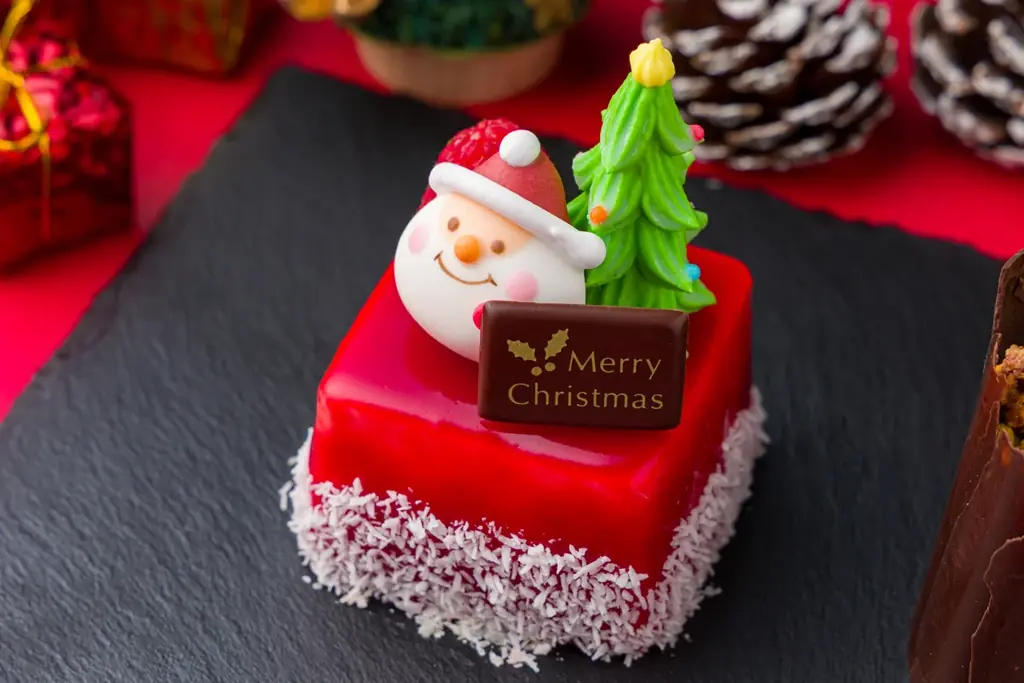 大阪の夜を甘く彩る サンタとブッシュドノエル。パティシエがデザインした2つのクリスマスケーキがお部屋で楽しめるクリスマスの宿泊プランを販売！ 画像 2