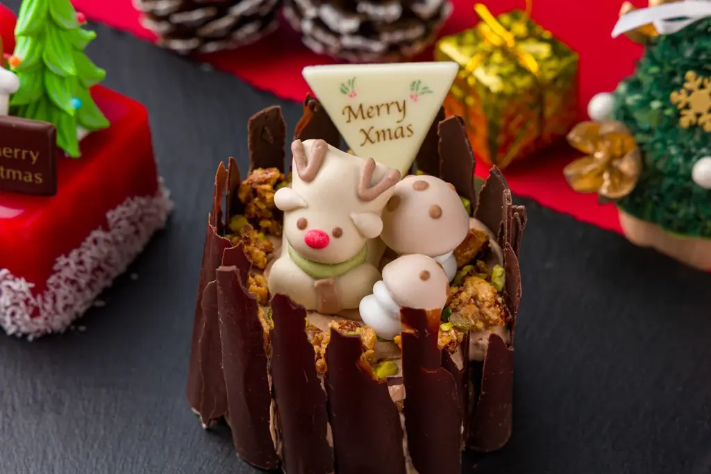 大阪の夜を甘く彩る サンタとブッシュドノエル。パティシエがデザインした2つのクリスマスケーキがお部屋で楽しめるクリスマスの宿泊プランを販売！ 画像 3