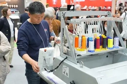 「生成AI×ファッション」で進化する服選び買い物の失敗を減らす「未来の買い物体験」ができる展示会を開催 画像 2