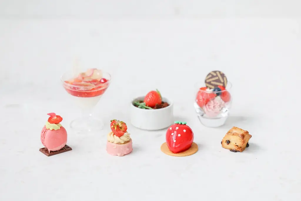 【東京ベイ潮見プリンスホテル】冬を彩る「赤×白」の贅沢 瑞々しい苺とバラの冷気のヴェールで五感を魅了する「いちごアフタヌーンティー～Strawberry Collection～」を販売 画像 7