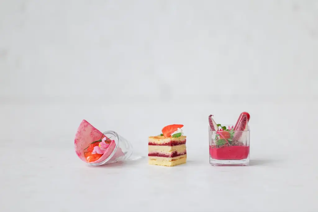 【東京ベイ潮見プリンスホテル】冬を彩る「赤×白」の贅沢 瑞々しい苺とバラの冷気のヴェールで五感を魅了する「いちごアフタヌーンティー～Strawberry Collection～」を販売 画像 8