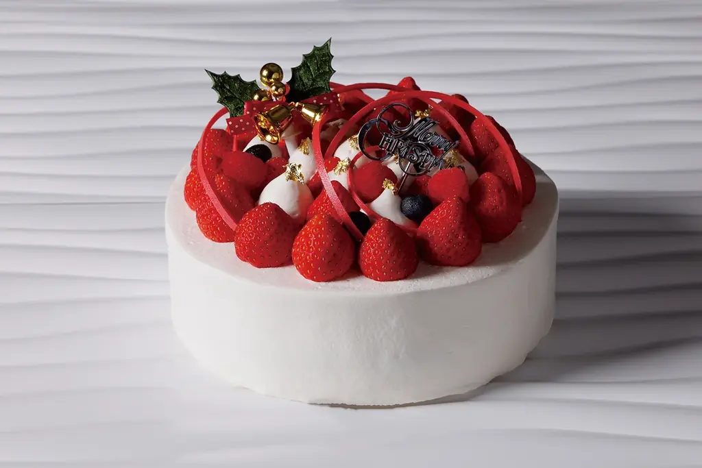 【大阪マリオット都ホテル】心躍るクリスマスケーキ全3種。『あまおう』のショートケーキ、ピスタチオと『蓮台寺柿』のムースケーキ、チーズのシブーストタルトの予約受付を10月1日（木）より開始！ 画像 2