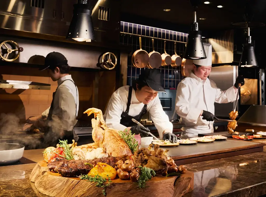 クリスマスディナーを彩る華やかなメニューがラインアップ︕心躍る特別なひとときを演出し、五感を刺激する“劇場型”ビュッフェ「クリスマス スペシャル Dinner Buffet」を開催 画像 13