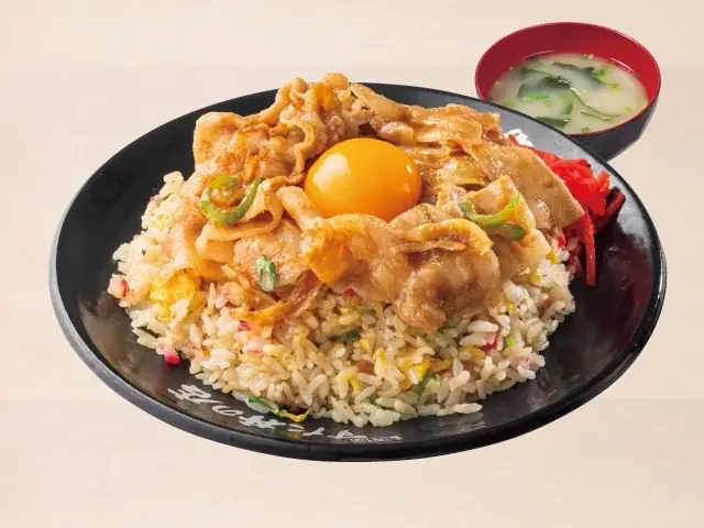 「伝説のすた丼屋」10月1日グランドメニュー改定！海外で育てた甘口醤油の『温玉新味すた丼』を全国展開、3週間で3万食突破の『チャーハン』も定番化！ 画像 4