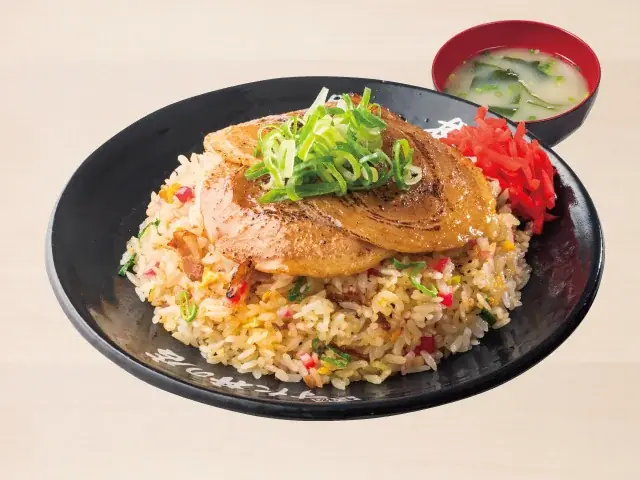 「伝説のすた丼屋」10月1日グランドメニュー改定！海外で育てた甘口醤油の『温玉新味すた丼』を全国展開、3週間で3万食突破の『チャーハン』も定番化！ 画像 7