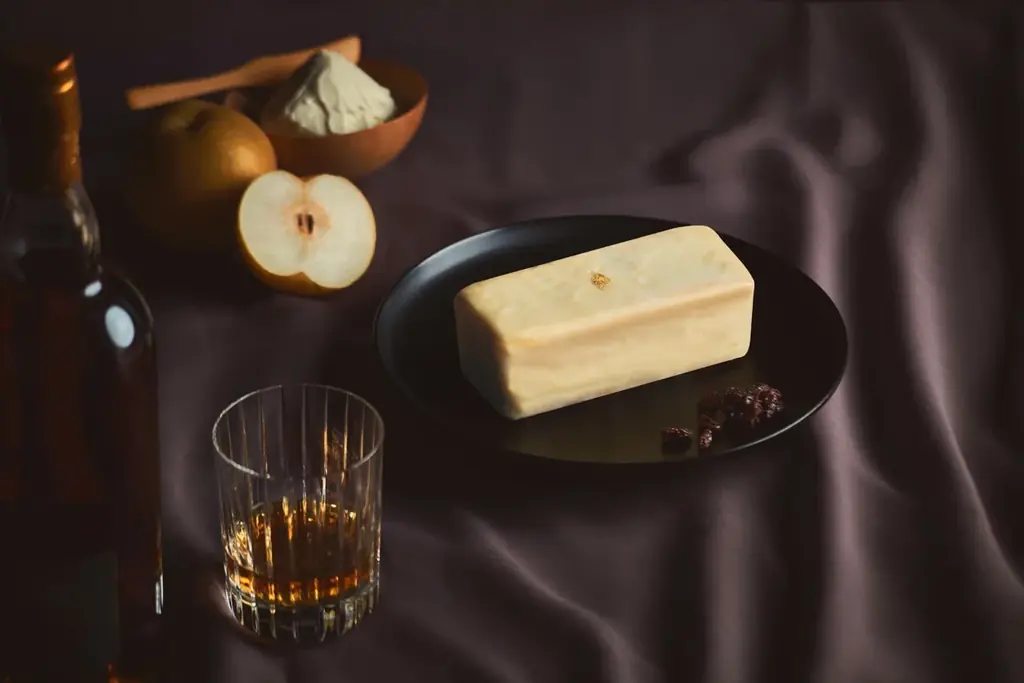 【秋季限定】F CHOCOLATから旬の梨と干し葡萄を合わせたチーズテリーヌが登場！「ラム酒香る和梨のチーズテリーヌ」をお届けします。 画像 1