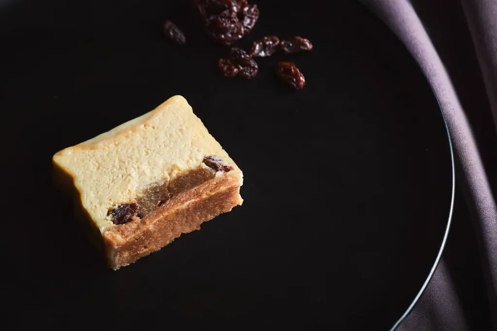 【秋季限定】F CHOCOLATから旬の梨と干し葡萄を合わせたチーズテリーヌが登場！「ラム酒香る和梨のチーズテリーヌ」をお届けします。 画像 3