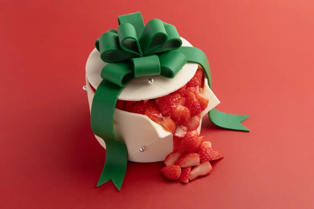 60台限定。“いちご30粒”を包んだプレミアムクリスマスケーキが登場　北海道産食材にこだわるフランセスファームが10/1予約開始 画像 1