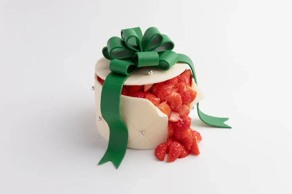 60台限定。“いちご30粒”を包んだプレミアムクリスマスケーキが登場　北海道産食材にこだわるフランセスファームが10/1予約開始 画像 2