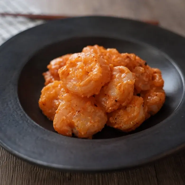 時短飯クリエイター「たじ飯のたじ」の万能だれ「たれまかせ」、累計1万本を突破。記念して第2弾・ラー油「赤辛まかせ」を10月9日に数量限定発売 画像 2