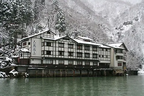 【抽選で冬の富山旅が当たる！】『メルマガに登録して応募しよう！秘境の宿「大牧温泉」と観光列車「ベル・モンターニュ・エ・メール」、冬の五箇山を楽しむ富山の旅 プレゼントキャンペーン』 実施中！ 画像 3