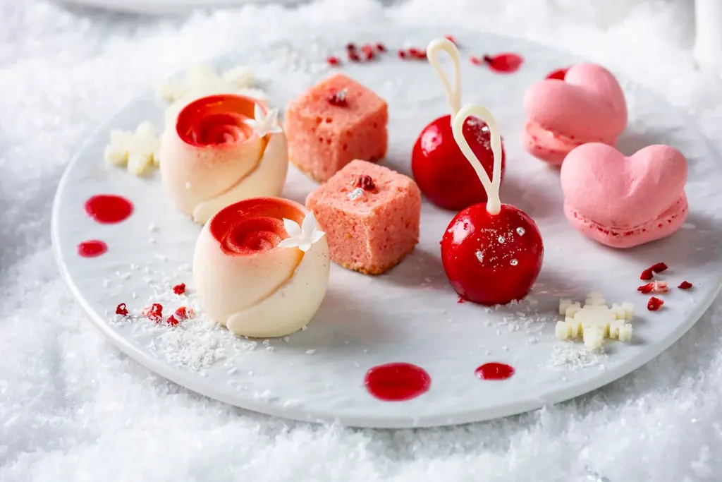 【びわ湖大津プリンスホテル】赤と白で彩る心ときめくホリデーシーズン 「Christmas Afternoon Tea」を販売 画像 2