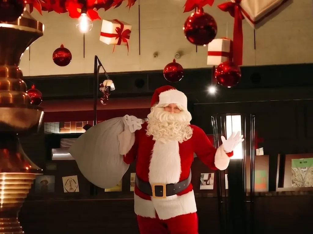 【12月25日(金) 6室限定】サンタがお部屋までプレゼントを届けるサプライズ︕クリスマスディナービュッフェ付ステイプラン「Santaʼs Surprise Delivery」を販売 画像 3