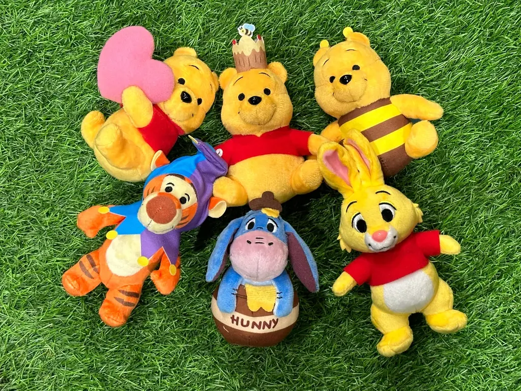 『くまのプーさん』 原作デビュー100周年！「プーさん」と「100エーカーの森」の仲間たち全100種類のマスコットをモーリーファンタジー・PALOにて10月９日（金）より展開開始 画像 2