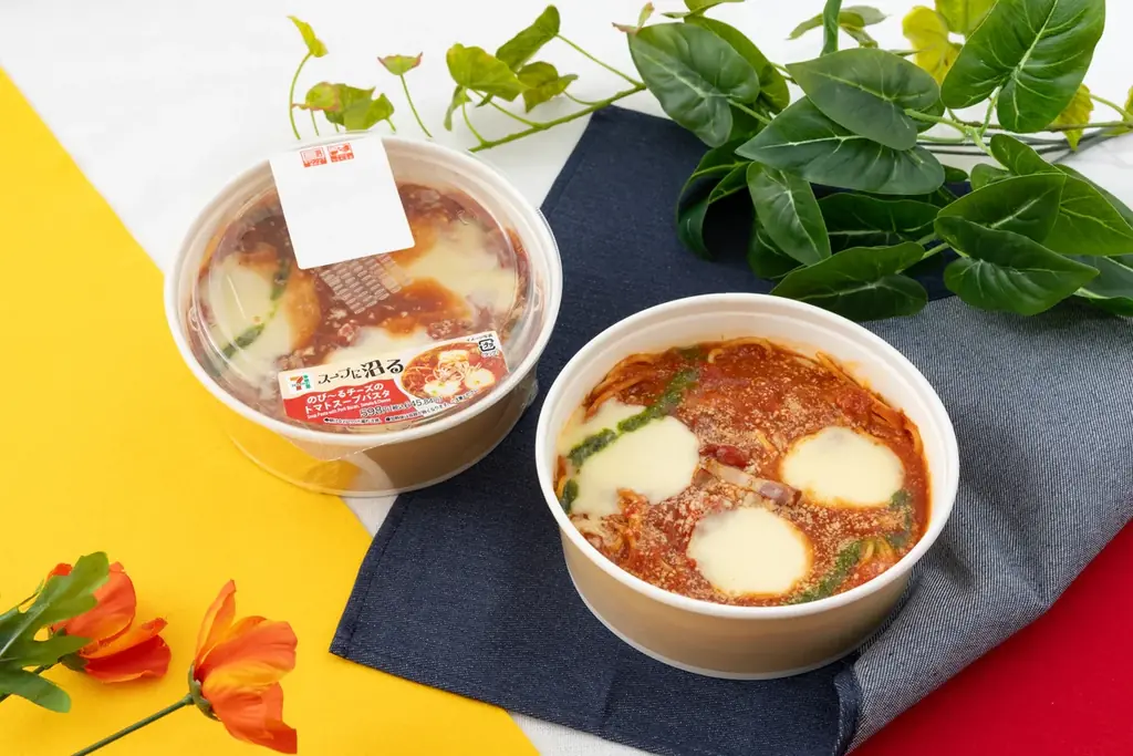 たっぷりスープに“沼る”！セブン‐イレブンのスープパスタがリニューアル「スープに沼る のび～るチーズのトマトスープパスタ」が10月13日（火）より登場 画像 1