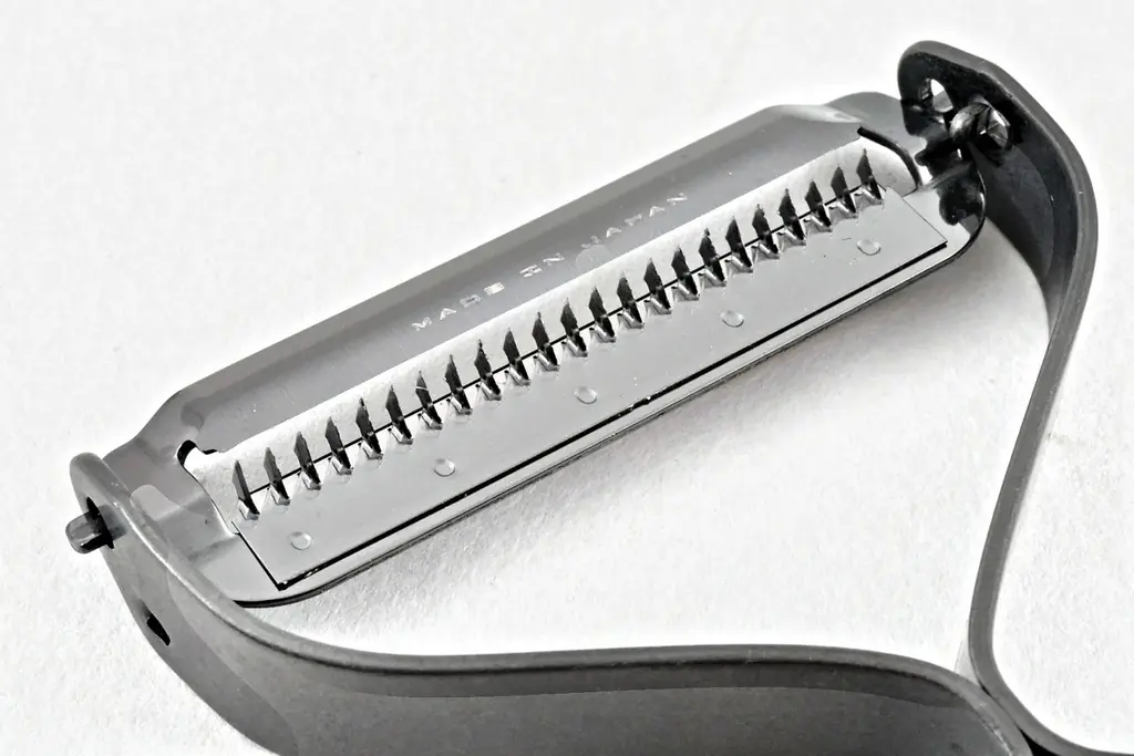 燕三条の刃付けと、鯖江のチタン加工。二つの産地の工程を重ねた漆黒のスライサー「TITAN CRAFT TSUBASAN チタンブラックスライサー」、10月17日（土）よりMakuakeで先行販売 画像 2