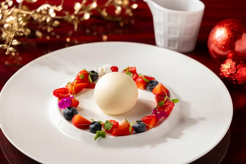 いちごとベリーが彩るクリスマスアフタヌーンティーが登場！あまおうをたっぷり使ったクリスマスリースプレートや、濃厚アップルキャラメルなど 画像 2