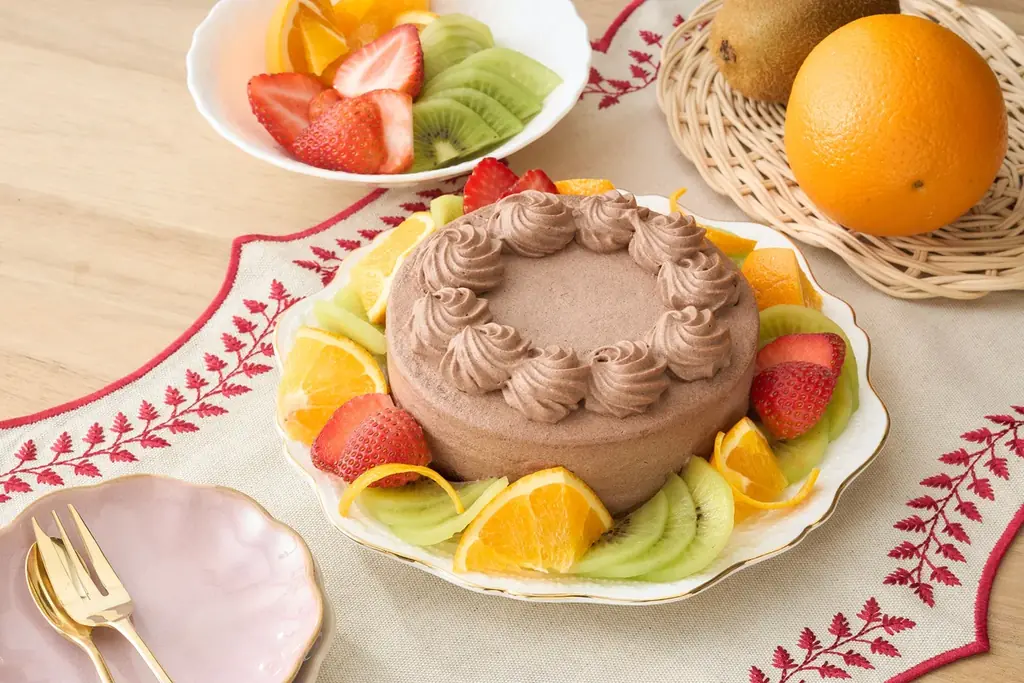 卵・乳・小麦を使わないクリスマスケーキ「本格仕立て　米粉の濃厚チョコケーキ」2026年10月2日（金）より予約受付開始 画像 2