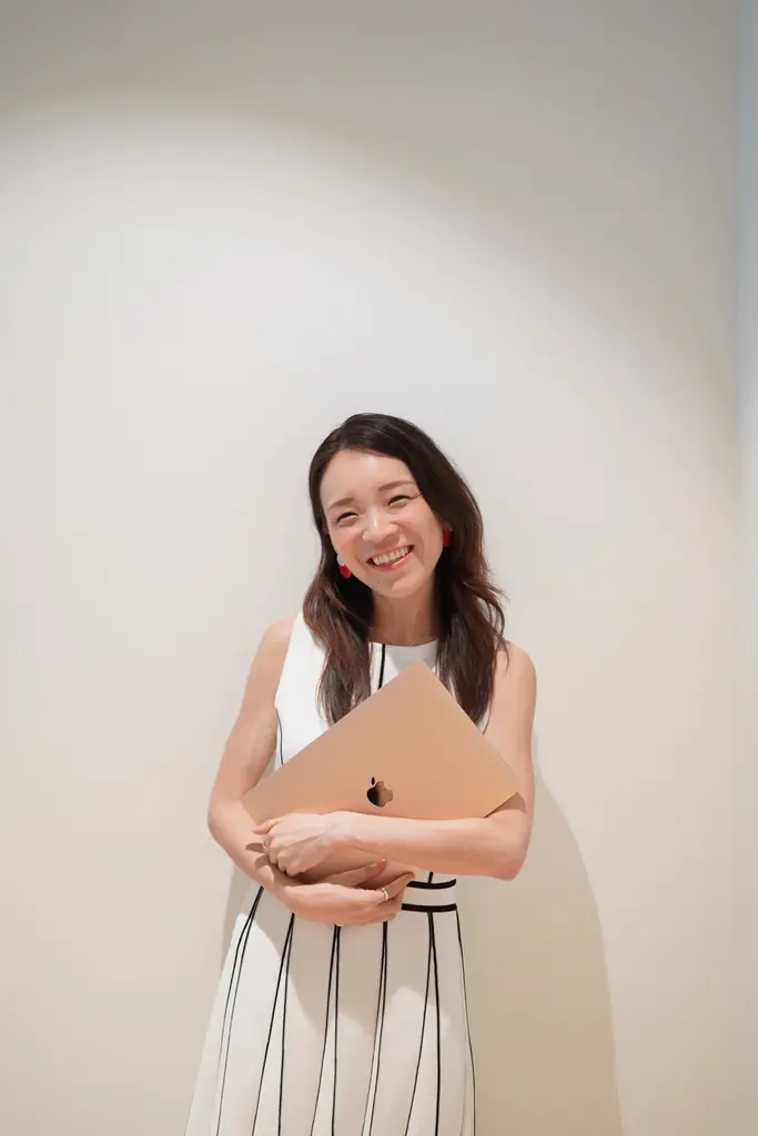 「会社を辞めるか、我慢して残るか」の二択から抜け出す。会社員のまま年商10億円の事業を立ち上げた久保なつ美の新刊『会社を辞めずに「自由」を手に入れるズルい仕事術』10月7日発売 画像 2
