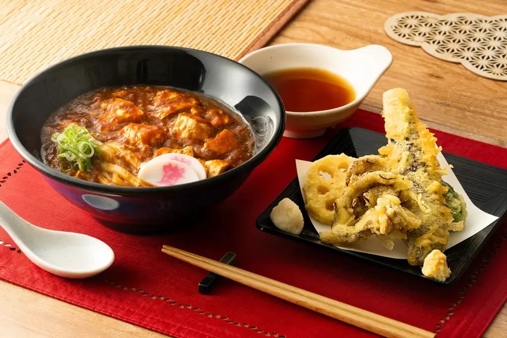 【10/8（木）～期間限定！】資さんうどん初の『麻婆フェア』開始！ガツンと濃厚＆マイルドな辛さの絶品麻婆をぜひ♪ 画像 2