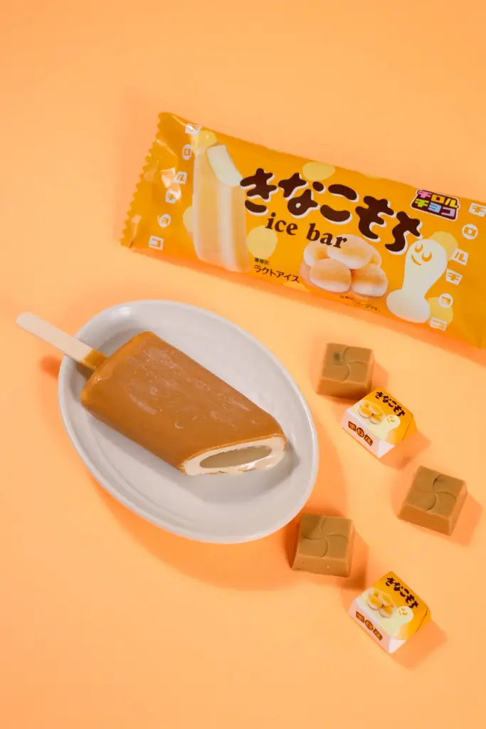 あのロングセラーの味わいを贅沢な和風ひんやりアイスに！「チロルチョコきなこもち」の香ばしさともちもち食感を組み合わせた「チロルチョコきなこもちアイスバー」10月13日（火）発売 画像 2