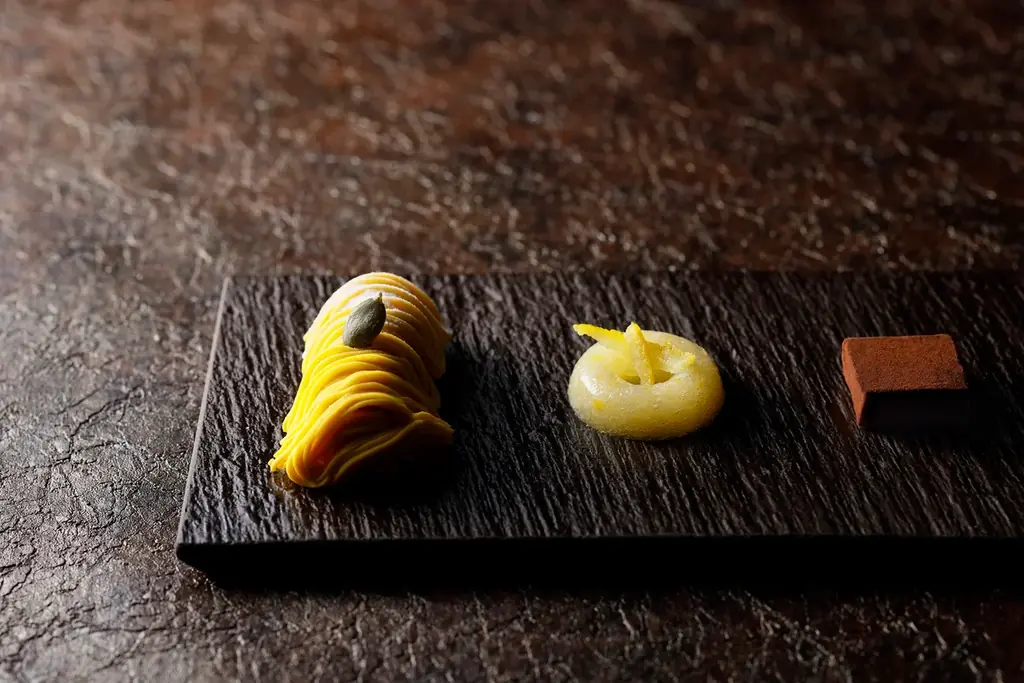 【琵琶湖ホテル】 Autumn Afternoon & Desserts　マスカット・洋梨・紅まどんな・ネグローネ・紅玉など　秋の果実を“宝石”に見立て、6皿のデセールをコースで提供 画像 7