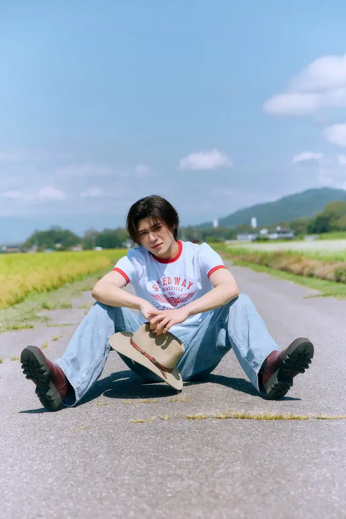 『新浜レオン1st写真集』発売決定！ 色っぽすぎて思わず照レオン!? 若手演歌・歌謡界のトップランナー新浜レオンが “大人の初恋” に挑戦し、新たな一面を披露！ 画像 1