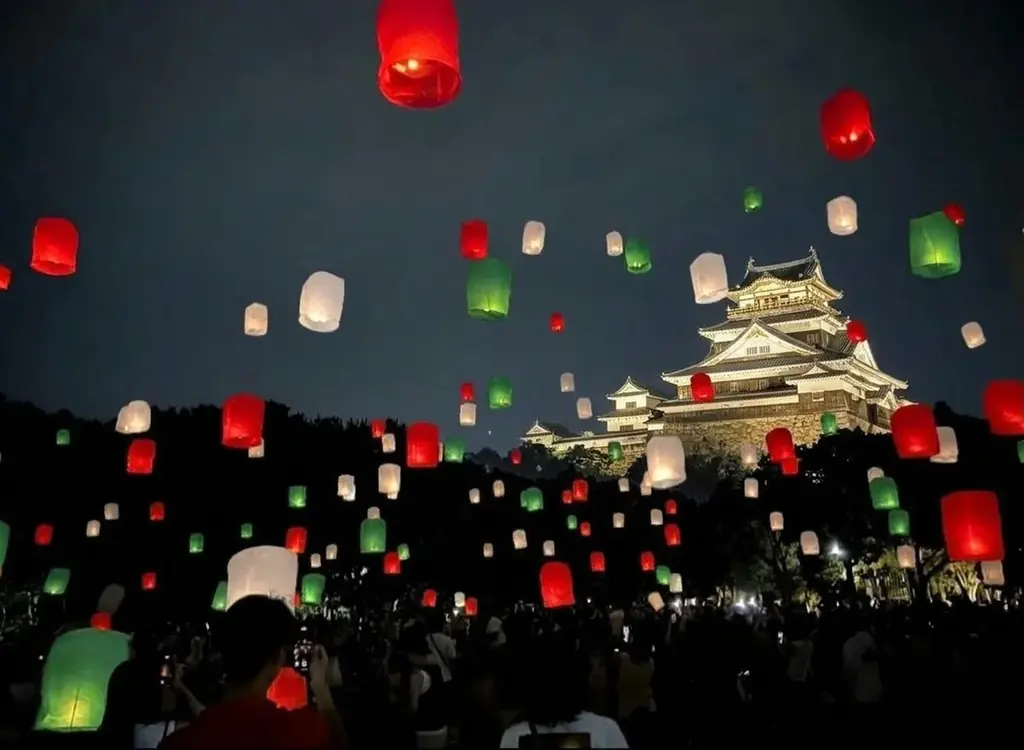 静岡・浜松でクリスマスランタン開催、駿府城と浜松城の夜空へ