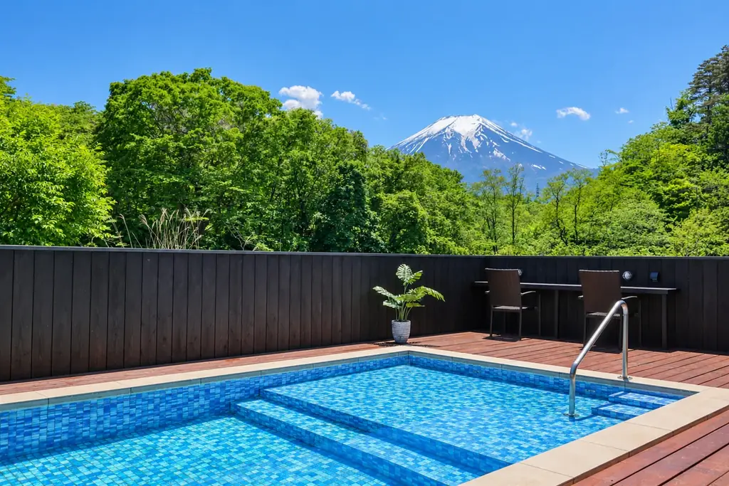 富士山麓・忍野の1日1組限定ヴィラに専用薪サウナが誕生。プールサイドでの外気浴から客室の天然温泉へ、究極のトトノイ導線を独占 画像 4
