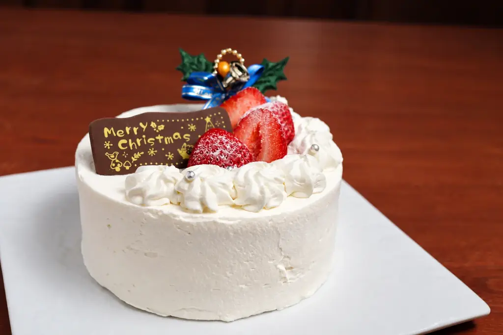 【大阪・本町】海鮮居酒屋でクリスマスケーキも作ります！パティシエが手がける国産苺の5号ホール、早割4,000円 画像 2