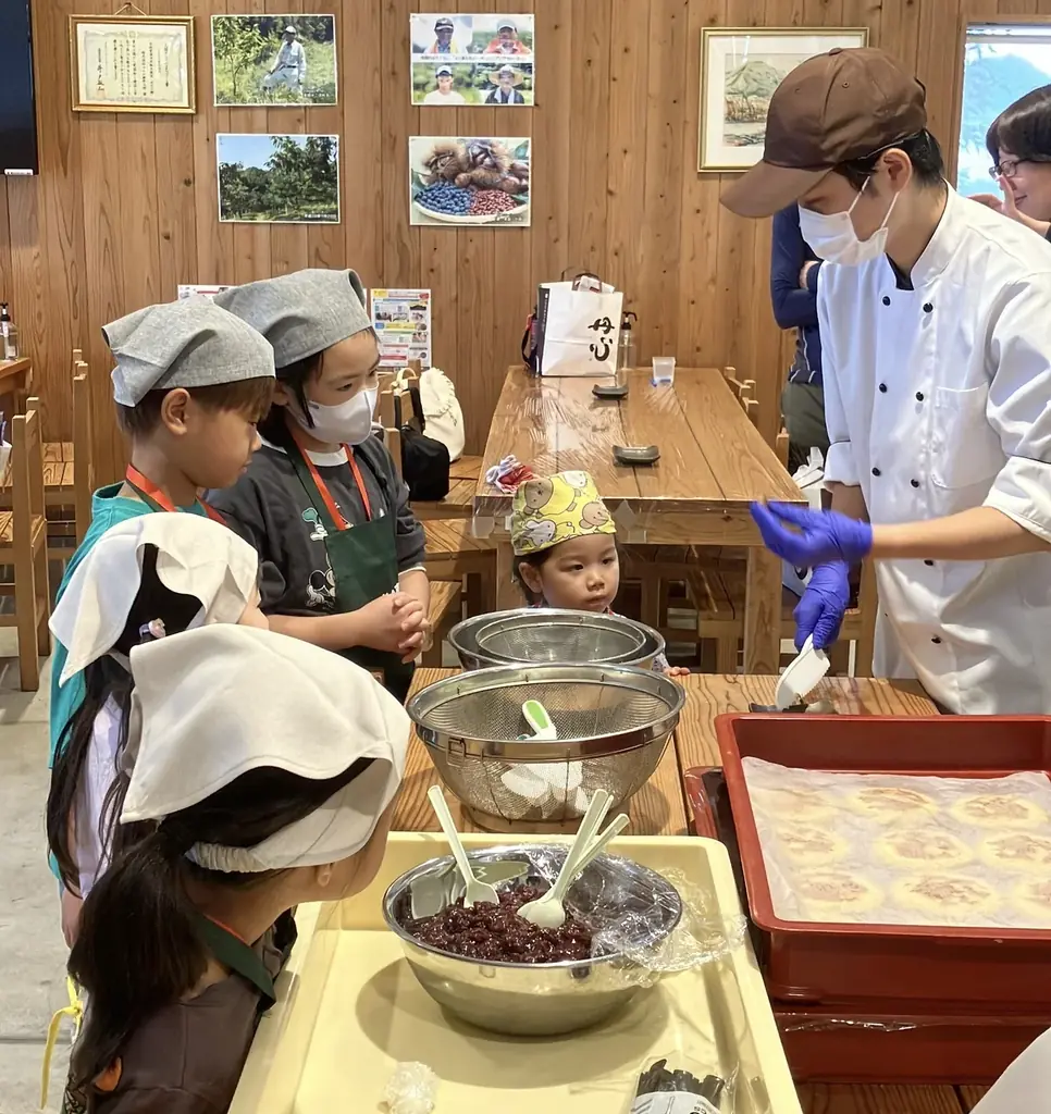 【阪神梅田本店】こども達がプロの売場で”呼び込み＆接客”に挑戦！丹波栗どら焼きのすばらしさを自らの言葉でお客さまに届けます 画像 6