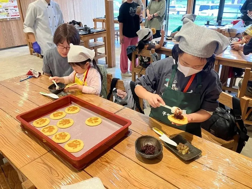【阪神梅田本店】こども達がプロの売場で”呼び込み＆接客”に挑戦！丹波栗どら焼きのすばらしさを自らの言葉でお客さまに届けます 画像 7