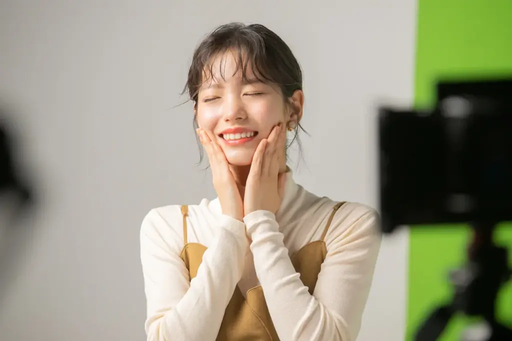 當真あみさんがかわいい“ショッピング番組”のプレゼンターに！一言では伝えきれない濃厚な味わいを幸せが溢れる表情で表現 ブルボン「濃厚チョコブラウニー」新WEBCM 10月13日（火）から公開 画像 4