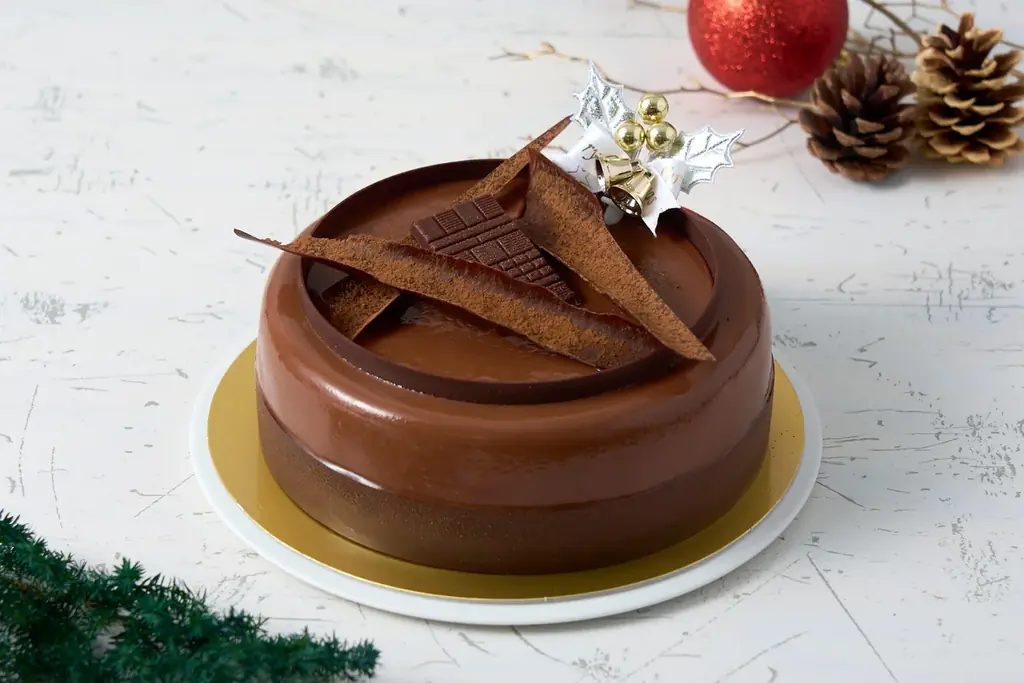 チョコレート専門店ならでは、チョコレート尽くしのクリスマスケーキ全4種が登場。大人向けの本格7層ケーキや、家族で楽しむ苺の王道ショート、自宅に届く全国配送ケーキも。 画像 2