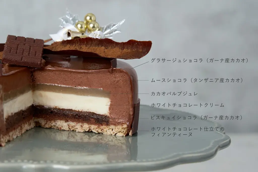 チョコレート専門店ならでは、チョコレート尽くしのクリスマスケーキ全4種が登場。大人向けの本格7層ケーキや、家族で楽しむ苺の王道ショート、自宅に届く全国配送ケーキも。 画像 3