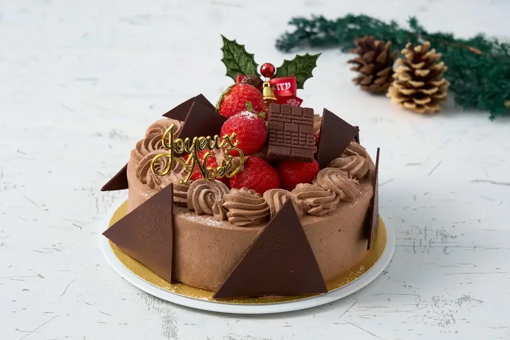 チョコレート専門店ならでは、チョコレート尽くしのクリスマスケーキ全4種が登場。大人向けの本格7層ケーキや、家族で楽しむ苺の王道ショート、自宅に届く全国配送ケーキも。 画像 4